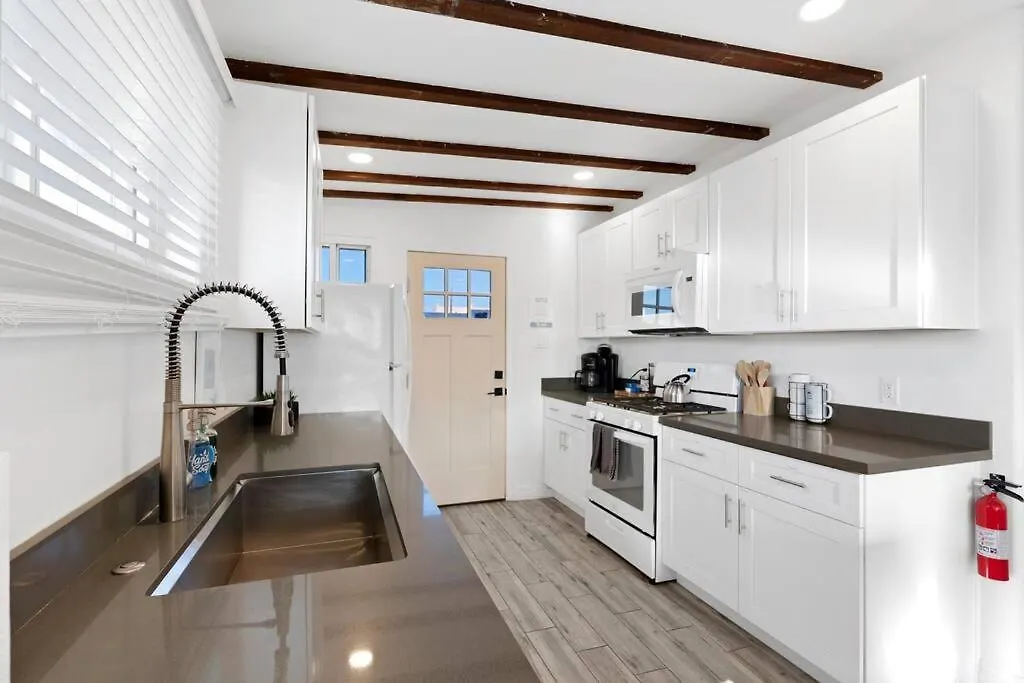 Featherlight Cottage With Bbq And Hot Tub In Downtown Феникс 0*,