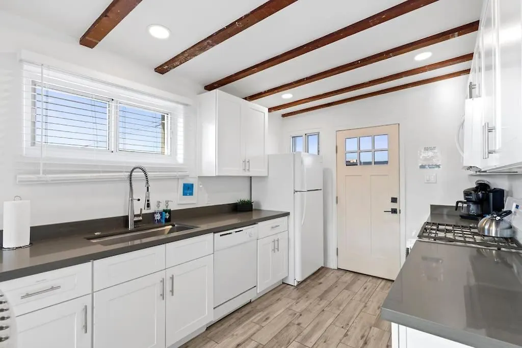 Апартаменты Featherlight Cottage With Bbq And Hot Tub In Downtown Феникс США